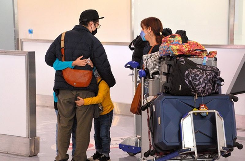 gia đình đoàn tụ sau 10 tháng xa cách tại sân bay narita gia đình đoàn tụ sau 10 tháng xa cách tại sân bay narita